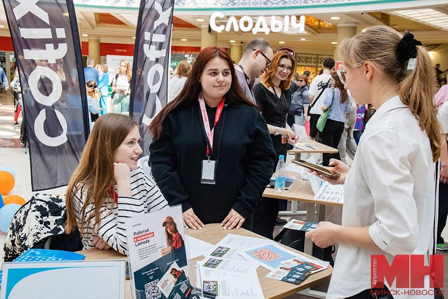 В ТЦ «Столица» предприятия города предложат минчанам работу 12 июня. Будет возможность реализовать себя в разных сферах: промышленности, строительстве, транспорте, торговле, гостиничном и ресторанном бизнесе. На ярмарке вакансий специалисты проконсультируют горожан по вопросам законодательства о занятости населения, помогут составить резюме, проведут индивидуальные консультации по поиску работы с использованием информационного портала государственной службы занятости. «Минск-Новости» MINSKNEWS.BY Telegram Viber FB VK Inst TikTok YouTube