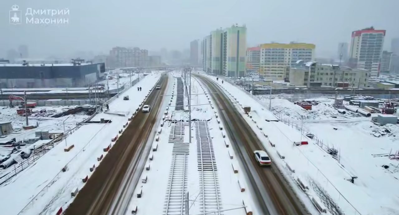В Перми было запущено движение по ул Карпинского в техническом режиме Движение по ул Карпинского в Перми запущено в техническом режиме Техническая готовность дороги составляет 78 сообщает в своем telegram канале губернатор Прикамья Дмитрий Махонин Ключевой частью реконструкции стал новый путепровод через Транссибирскую магистраль который в ноябре полностью заасфальтировали и обеспечили удобные подходы На участке от шоссе Космонавтов до ул Стахановской готовы все шесть полос но пока движение открыто по четырем по две в каждую сторону Фото telegram канал Дмитрия Махонина rbc perm
