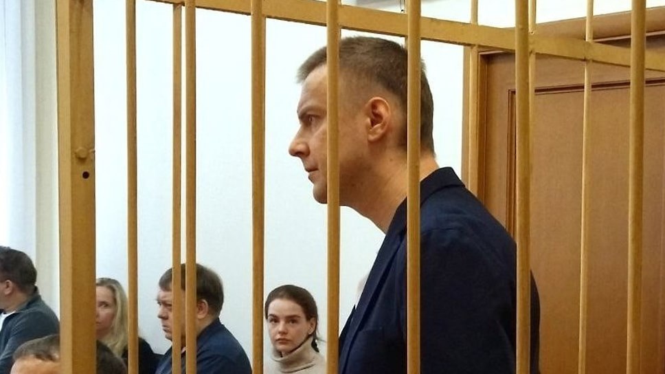Ярославский областной суд смягчил приговор экс депутату муниципалитета Ярославля Дмитрию Соколову за поджог летней веранды ресторана Срок лишения свободы снижен с 7 лет до 6 лет 10 месяцев Соколов был признан виновным в умышленном причинении тяжкого вреда здоровью и уничтожении имущества Апелляции подали как защита так и представители потерпевшей и владельца ресторана Фото Пресс служба правительства Ярославской области Еще больше новостей в Telegram канале Ъ Ярославль