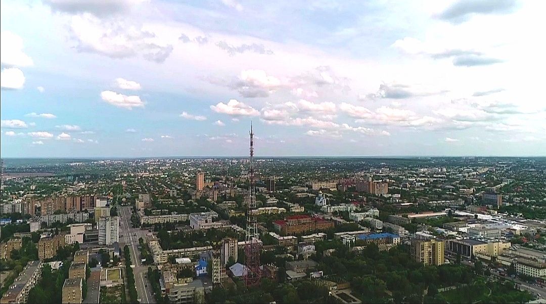 ВАЖНО    В ЛНР принят закон, который позволит начать работу по реновации ветхого жилья в рамках комплексного развития территорий   Проект Закона ЛНР «О регулировании отдельных отношений в сфере комплексного развития территорий в Луганской Народной Республике» разработан Минстроем ЛНР и принят Народным Советом ЛНР 20 марта 2025 года.    В чем суть документа?    устанавливает региональные особенности комплексного развития территорий в ЛНР и определяет полномочия органов государственной власти местного самоуправления Республики в рамках этой работы;   предусматривает право собственников жилых помещений, нанимателей жилых помещений, включенных в решение о комплексном развитии территорий, на получение взамен освобождаемого жилого помещения равнозначного жилья.     определяет критерии, которым должны соответствовать объекты жилого фонда, расположенные в границах территории, подлежащей комплексному развитию и реновации.   Принятый Закон позволит Республике получить финансирование из федерального бюджета на реализацию мероприятий комплексного развития территорий и станет основой для разработки и принятия последующих нормативных правовых актов, направленных на реализацию комплексного развития территорий в ЛНР.