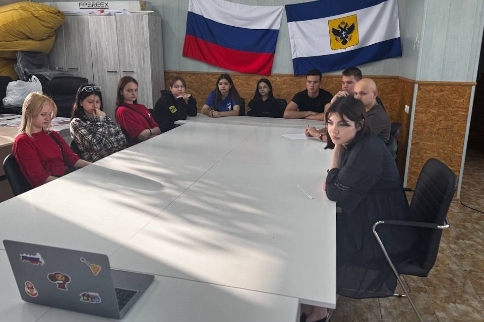 Александр Малькевич предложил активистам Движения Первых Херсонщины снять фильм о Владимире Харлане  Известный общественный деятель и журналист Александр Малькевич провёл мастер-класс для активистов Движения Первых и «Юга Молодого» в онлайн-формате. Он поделился тонкостями создания документальных фильмов, начиная от поиска идеи и заканчивая продвижением.  «После этой встречи наши ребята поняли, что документальное кино — это не недостижимая цель. Теперь мы точно знаем: наши истории заслуживают того, чтобы о них узнали», — отметил руководитель проектов Движения Первых Херсонской области Матвей Гусляков.  Обсуждая возможные темы для будущих творческих работ, Александр Малькевич предложил молодежи снять документальный фильм о Герое России — жизни и подвиге главного врача Алешкинской районной больницы Владимира Харлана.