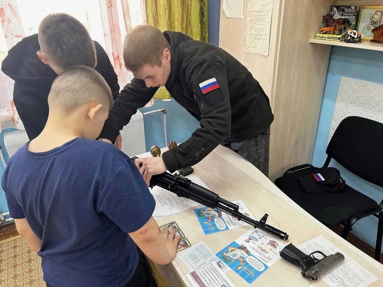Детский омбудсмен в Башкирии поддержала идею запретить продавать подросткам муляжи оружия Но признала что это нужно обсуждать Ограничить продажу изделий похожих на настоящие пистолеты револьверы и автоматы на заседании рабочей группы Госсобрания предложили представители республиканского МВД В ведомстве пояснили что такие игрушки становятся инструментом буллинга или случайных травм в учебных заведениях Уполномоченный по правам ребёнка в Башкирии Ольга Панчихина заявила изданию Подъём что до принятия конкретных решений идею ещё нужно обсуждать Но после февральского нападения школьника с игрушечным автоматом на гимназию в Уфе это одно из тех предложений которые могут останавливать ребят браться даже вот за такое оружие Там как раз парнишка и пришёл с игрушечным автоматом Но он вызвал всё равно страх Никто не понимал настоящее это оружие или нет потом только прояснилось И вот была обозначена проблема что на маркетплейсах можно купить вот такие товары которые издалека вообще сильно не отличаются от настоящего оружия Если оно игрушечное и выглядит как игрушечное или если водяные это не про это Это про муляжи которые выглядят как настоящее оружие Думаю что есть необходимость обсуждения этого вопроса прежде чем вносить изменения или не вносить Но если это наносит вред детям если что то происходит я за то чтобы ограничить Подписывайтесь на Подъём в MAX и Telegram
