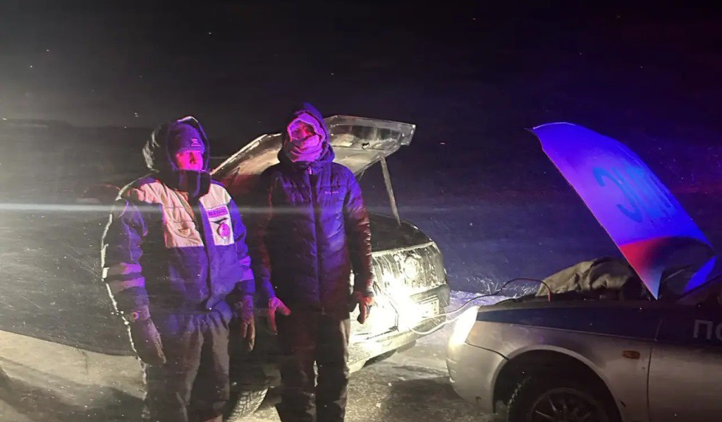 Тазовские инспекторы ДПС помогли водителю на загородной автодороге 23 декабря на загородной автодороге п Коротчаево п Тазовский экипаж ДПС в составе Дмитрия Аминова и Разиля Шафеева обнаружили технически неисправный автомобиль Водитель пояснил что во время движения транспортное средство заглохло из за низкой температуры Сотрудники Госавтоинспекции помогли водителю отогреться и завести автомобиль Водитель выразил искреннюю благодарность сотрудникам благодаря которой он смог продолжить свой путь В Госавтоинспекции отмечают что сотрудники ДПС всегда ориентированы на оказание помощи участникам дорожного движения В случае возникновения сложной ситуации на дорогах все участники дорожного движения могут круглосуточно обращаться за помощью к сотрудникам полиции по телефону 112 102 для сотовой связи мвдроссии полиция гибддянао гибдд янао тазовскийрайон