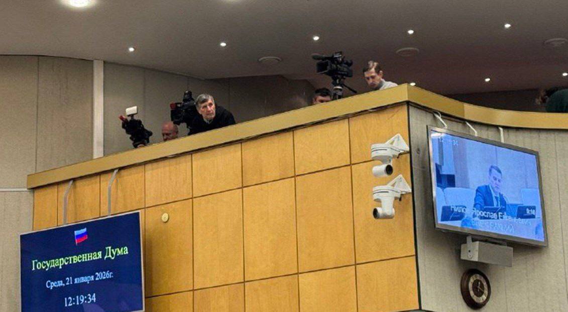 В Госдуме фотографам запретили снимать пленарные заседания Сегодня на балконе для журналистов были только операторы Накануне спикер Госдумы Вячеслав Володин отчитал фотографов думского пула за стремление подсмотреть подглядеть и показать в плохом виде Осенью прошлого года Володин заявил что российские фотокоры работают в самом открытом парламенте мира Они не понимают своего счастья Если бы жизнь так сложилась и они работали в парламенте Великобритании их бы давно отправили на галеры заявил Володин