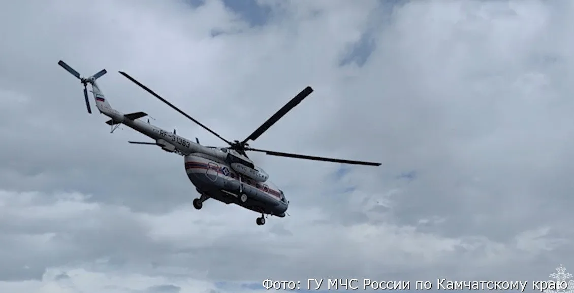 В Эссо эвакуировали застрявших из за распутицы женщину с ребёнком видео В Камчатском крае спасатели МЧС эвакуировали женщину и ребёнка из труднодоступной местности на вертолёте Ми 8 Они застряли из за распутицы в 200 километрах от села Эссо Нажмите для подробностей   kam24 ru news main 20260508 128066 html utm source telegram utm medium messenger