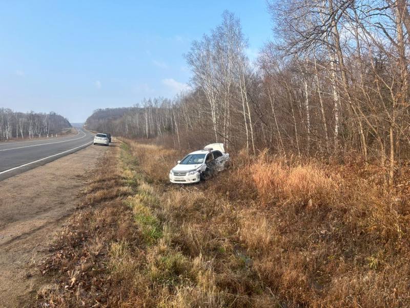 Госавтоинспекция проводит проверку по факту ДТП в Анучинском районе  За минувшие сутки на территории Приморского края произошло 4  8   ДТП, 4    из которых с пострадавшими, 4  4   - с материальным ущербом. Погибших нет, 5   человек получили травмы различной степени тяжести. Повреждено 8  2   транспортных средства.   Так, в дежурную часть Госавтоинспекции МО МВД России «Арсеньевский» поступило сообщение о дорожно-транспортном происшествии на 65 км автодороги «Осиновка Рудная-Пристань».  На место происшествия прибыли сотрудники полиции и бригада скорой медицинской помощи.  По предварительным данным, 35-летний водитель автомобиля Subaru Forester, двигаясь со стороны города Владивостока в направлении города Арсеньева, в нарушение ПДД РФ,  пересек дорожную разметку 1.1  сплошная линия , выехал на полосу, предназначенную для встречного движения, совершив столкновение с автомобилем Toyota Corolla Axio.  В результате происшествия пострадали 11 – летний пассажир автомобиля Toyota Corolla Axio и водитель автомобиля Subaru Forester.  Стаж вождения виновника ДТП составляет 16 лет, к административной ответственности за нарушение ПДД в 2024 году его не привлекали.  Установлено, что несовершеннолетний пассажир перевозился с нарушением правил перевозки детей, находился на переднем пассажирском сиденье без детского удерживающего устройства.   По факту происшествия проводится проверка, устанавливаются все обстоятельства произошедшего, назначено проведение ряда исследований. По результатам проверки будет принято решение в соответствии с Российским законодательством.     Полиция Приморья