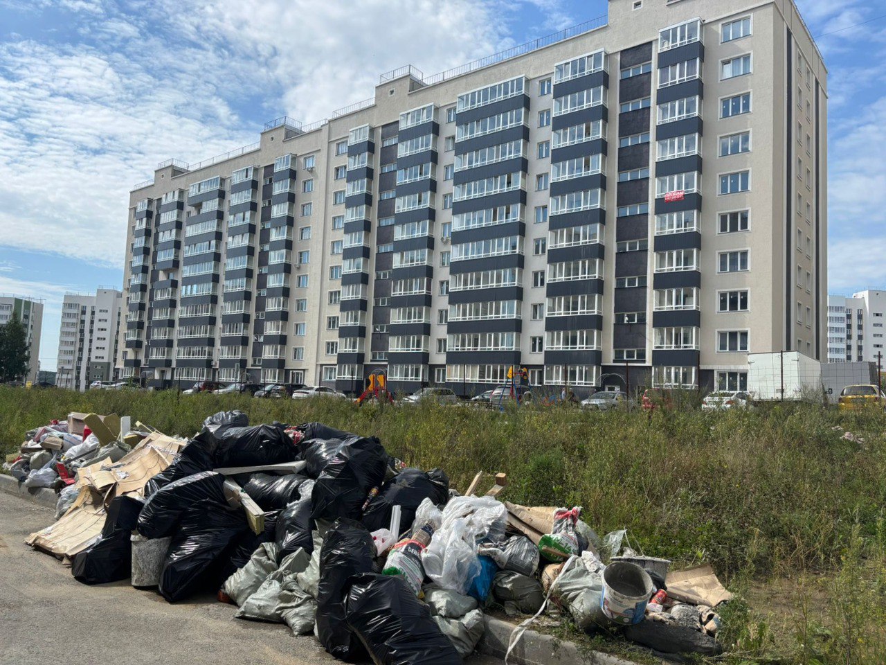 Мусорный коллапс случился в Новосибирске в микрорайоне застройщика Джулая  Жители регулярно оплачивают услугу по вывозу мусора, но отходы никто не вывозит, потому что у дома нет контейнерной площадки.  В Октябрьском районе Новосибирска на ул. Плющихинская, 9 жители уже полгода не получают услугу по вывозу ТБО, хотя оплачивают ее в полном объеме – по 124 рубля ежемесячно с каждого человека. Во дворе дома множатся мусорные кучи. Что делать – жильцы не знают.  Как рассказал «Прецеденту» местный житель Вадим, дом сдали в эксплуатацию в январе 2025 года. Проблемы у жителей начались сразу после новоселья.  Подробнее