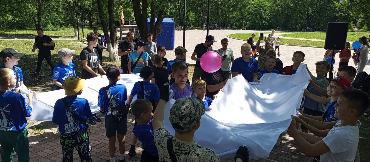 В Международный день защиты детей в парке культуры и отдыха имени Победы прошла программа для алчевской детворы, в которой были спартакиада, мастер-класс по изготовлению летних украшений, конкурс рисунка на асфальте, работали спорт-зона бадминтон, канат, теннис, мячи и дартс , зона для любителей поиграть в настольные игры, прошли велозабег и выставка работ творческой молодежи, воспитанников детской художественной школы. И мероприятия продолжатся - после 15:00 посетителей парка ждут еще мастер-классы, караоке, концерт детских коллективов и работа детского кинозала "Мульти-пульти" под открытым небом.