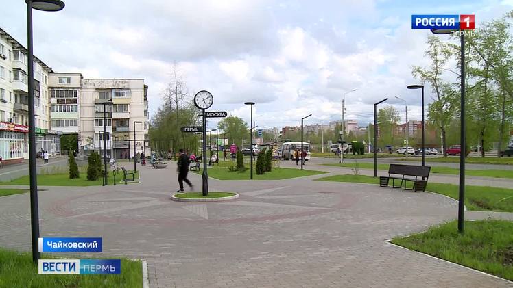 В Чайковском завершен капитальный ремонт водовода В Чайковском городском округе подрядчик завершил капитальный ремонт водовода. Ранее эксплуатируемый водовод из стальных труб функционировал свыше 25 лет и находился в критическом состоянии износа — около 90%. Специалисты успешно заменили его методом санации, установили новые задвижки, провели обязательные гидравлические испытания, очистку и дезинфекцию сети, общей протяженностью более километра. Как отмечают в министерстве ЖКХ Прикамья, проведенные работы позволят значительно снизить риск возникновения аварийных ситуаций и повысить надежность подачи воды жителям Чайковского, поселков Марковский, Прикамский, деревни Дубовая и села Ольховка - всего более 80 тысячам жителей.