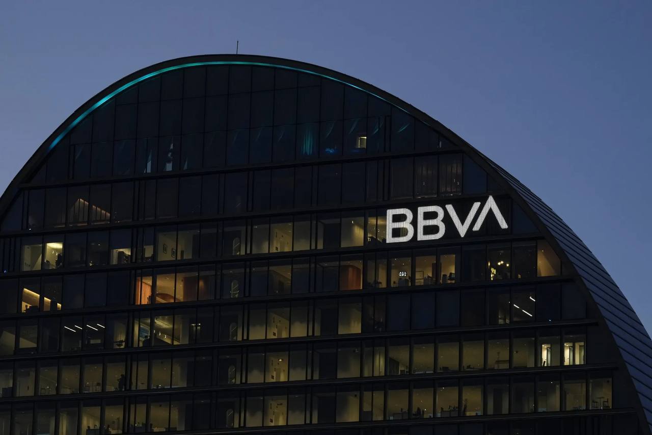 ​​ Один из крупнейших банков Испании BBVA запустит собственный евро-стейблкоин совместно с Visa  Сейчас банк тестирует площадку для токенизации активов от Visa, ожидается, что сам стейблкоин будет запущен в 2025 году