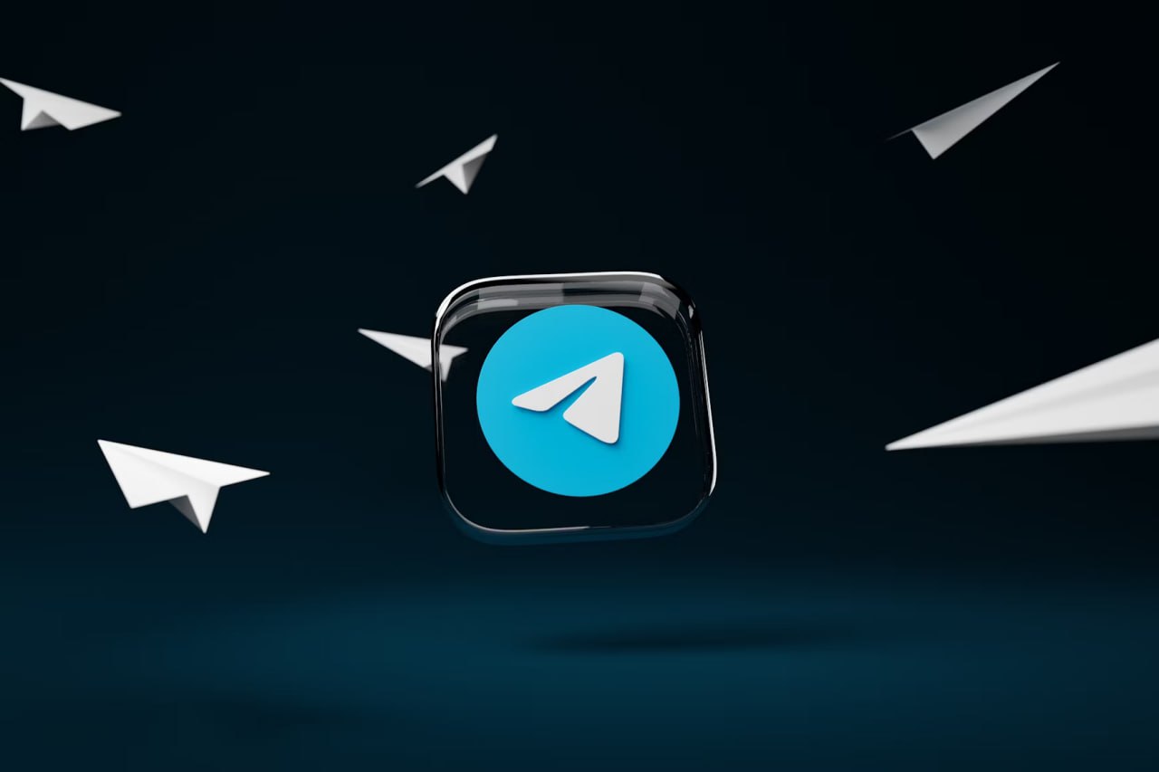 МВД рассказало как защитить Telegram от взлома Советами поделилось управление по борьбе с киберпреступлениями Скрывать номер телефона чтобы снизить риск нежелательных контактов и спама Ограничить видимость номера только для контактов из телефонной книги Регулярно проверять список устройств с доступом к профилю и удалять неизвестные подключения Настроить автоматическое завершение сессий через определенное время Включить Облачный пароль который придется вводить при входе с нового устройства вместе с кодом из SMS Чаще менять пароли и сбрасывать кэш файлов Также в министерстве призвали не хранить в Избранном сканы документов пароли и банковские реквизиты а также не отвечать на просьбу скачать файлы или перейти на сторонние сайты требующие авторизацию через Telegram iguides