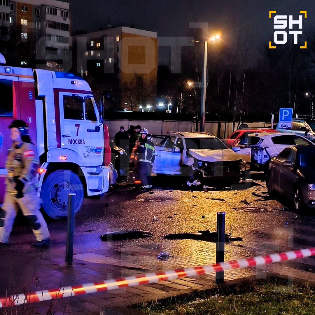 Причиной взрыва автомобиля в Москве предварительно стало СВУ По одной из версий устройство было заложено под днищем Kia Sorento и рвануло через несколько секунд после того как машина начала движение Возбуждено уголовное дело По данным SHOT у 56 летнего пострадавшего множественные осколочные ранения закрытые переломы ранения ног и перелом лицевой кости Он находится в крайне тяжёлом состоянии его госпитализируют Подписывайся на SHOT в MAX   max ru shot