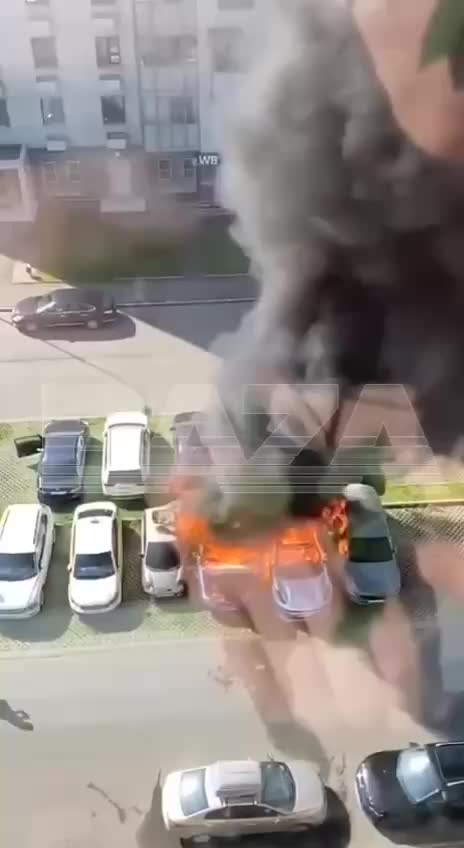 Пожар на парковке Бескудниковского бульвара: шесть автомобилей повреждены