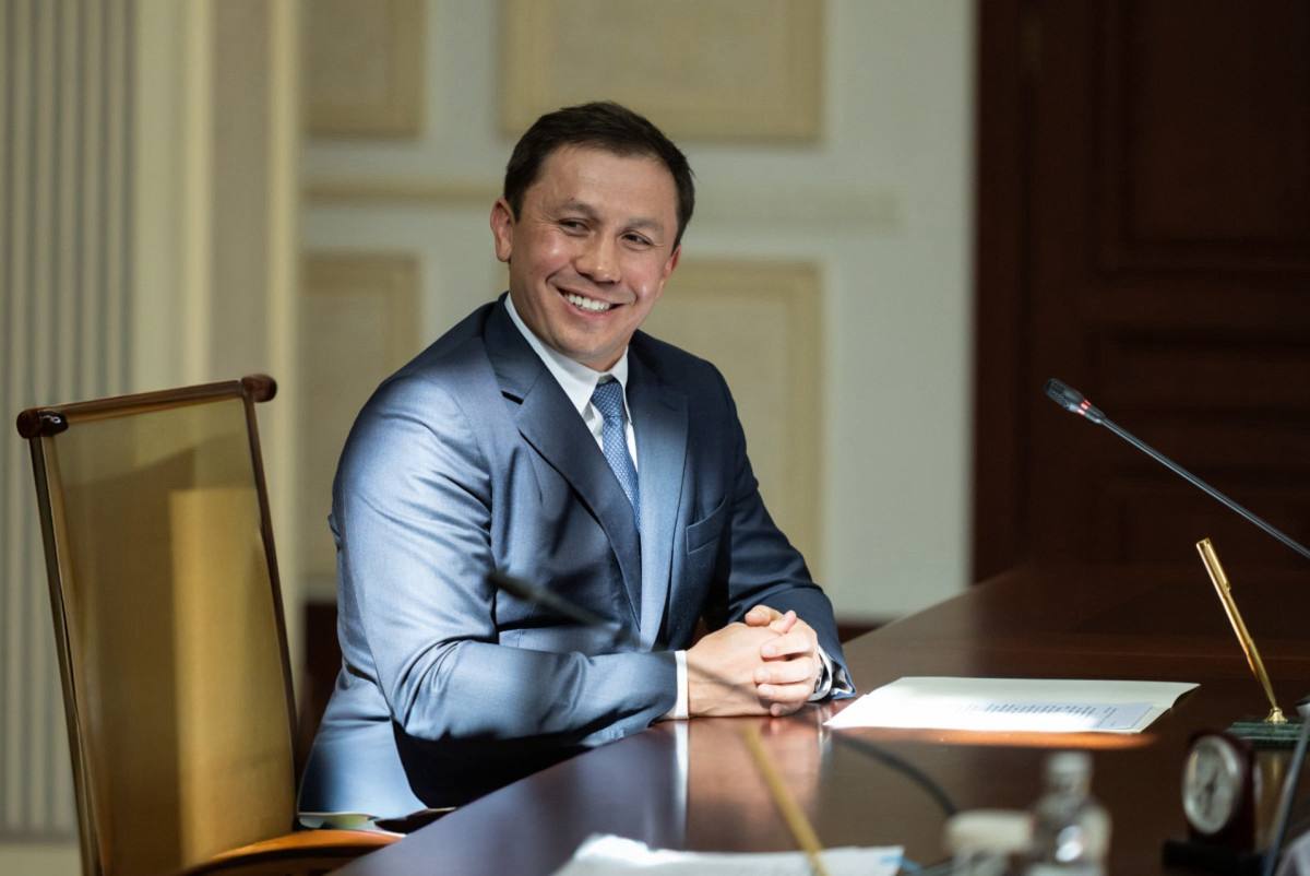 Геннадий Головкин выдвинут на пост президента World Boxing Президент Национального Олимпийского комитета Казахстана Геннадий Головкин включён в список официальных кандидатов на пост президента Международной федерации бокса World Boxing передает BAQ KZсо ссылкой на НОК Выборы нового руководителя организации состоятся 23 ноября в Риме в рамках Конгресса World Boxing Также в ходе мероприятия будут избраны члены Исполнительного комитета федерации В голосовании примут участие представители 125 стран входящих в состав WB Международная федерация World Boxing была создана в апреле 2023 года В сентябре 2024 го Головкин возглавил новую Олимпийскую комиссию организации основным направлением работы которой стало сотрудничество с Международным олимпийским комитетом для сохранения бокса в программе Олимпийских игр и признания WB со стороны МОК В феврале 2025 года МОК временно признал World Boxing предоставив федерации право курировать бокс на мировом уровне В марте того же года было официально подтверждено включение бокса в программу Олимпиады 2028 в Лос Анджелесе Геннадий Головкин заслуженный мастер спорта Республики Казахстан серебряный призёр Олимпийских игр 2004 года и чемпион мира 2003 года На профессиональном ринге он становился чемпионом мира по версиям IBF IBO и WBA одержав 23 победы нокаутом подряд Этот рекорд занесён в Книгу рекордов Гиннесса как самый высокий процент нокаутов в истории среднего веса