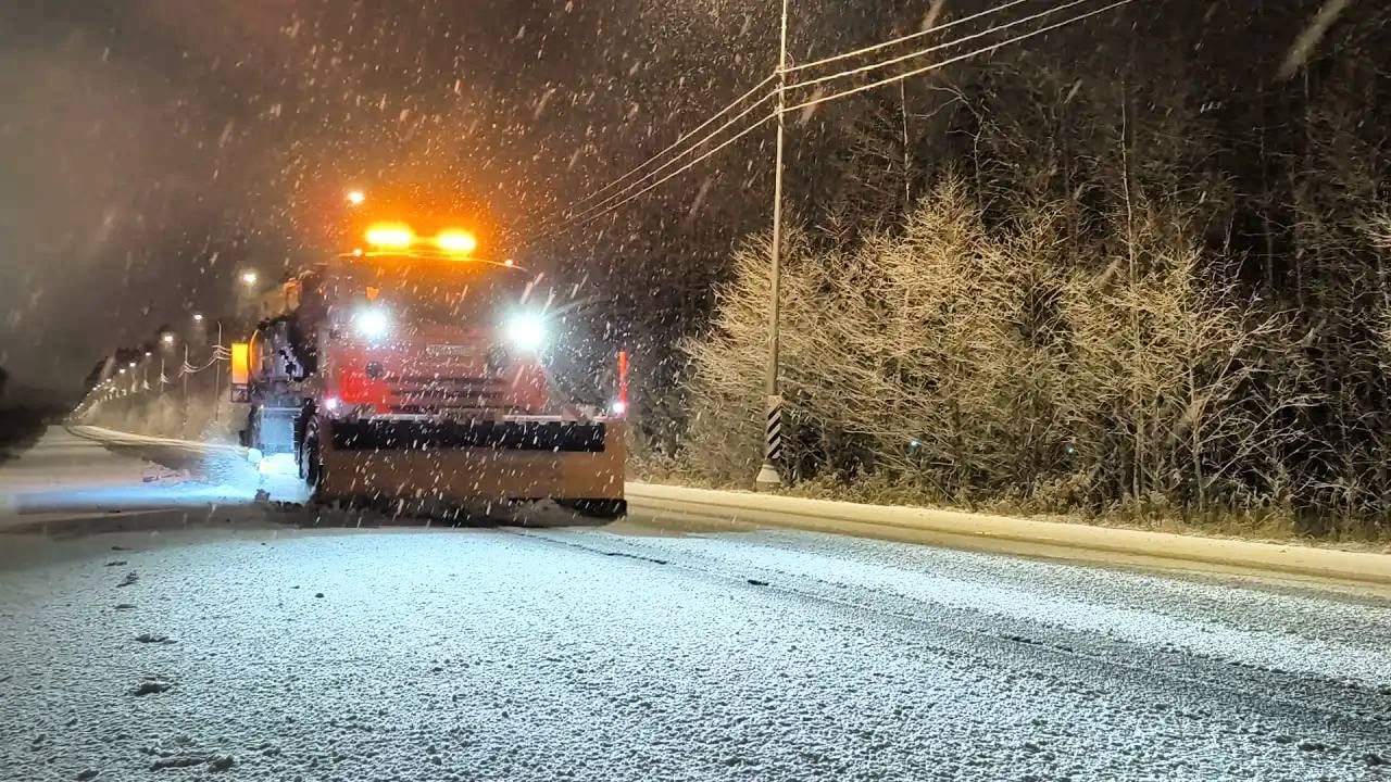 Циклон WALLY V принесет в Петербург снегопад Он начнется во второй половине дня 19 февраля рассказал главный синоптик Северной столицы Александр Колесов Он также отметил что несмотря на циклон температура воздуха практически не изменится и составит 7 12 гр Ожидается что выпадет 6 8 мм осадков или 5 10 см снега местами и до 15 см Кроме того будет дуть свежий ветер северных направлений со скоростью 5 10 м с Фото скриншот с видео Город Подпишись на Город Telegram MAX ВК