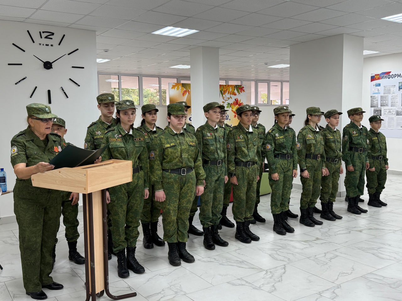 Росгвардейцы в Нарткале провели урок мужества в кадетском классе Сотрудники СОБР Управления Росгвардии по Кабардино Балкарии провели в подшефном кадетском классе школы 6 г Нарткалы урок мужества посвященный годовщине победы русских полков в Куликовской битве Росгвардейцы рассказали ребятам о том что Куликовская битва объединила различные русские земли против общего врага Воины проявили невероятное мужество и стойкость несмотря на численное превосходство противника В решающий момент боя было использовано стратегическое маневрирование что позволило русским силам одержать победу Это сражение заложило основы для формирования российской государственности Подробнее здесь