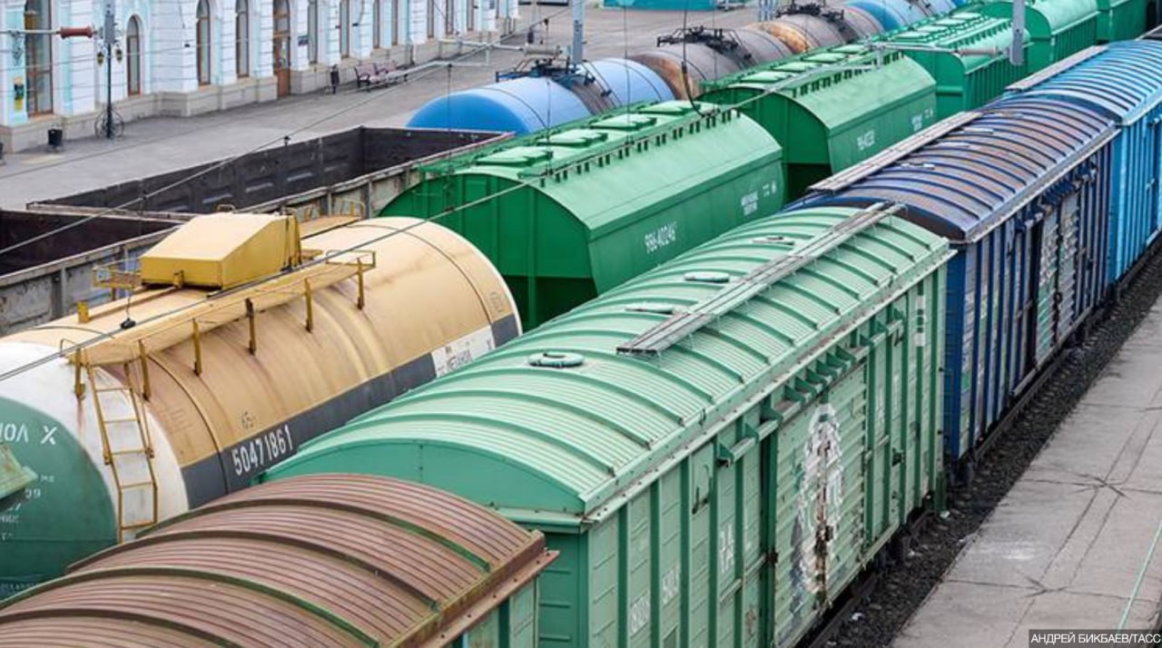 Железнодорожные тарифы на грузоперевозки за полтора года выросли на 19 Такой рост напрямую бьет по конкурентоспособности предприятий в химической промышленности например доля логистики в экспортной стоимости товаров достигает 60 70 Об этом сообщил председатель комиссии Госсовета по направлению Промышленность губернатор Самарской области Вячеслав Федорищев При этом по его словам экспорт химической продукции в 2025 году вырос на 22 Несмотря на то что тарифы РЖД регулируются государством компания оплачивает товары и услуги по рыночным ценам Как сказал ранее глава РЖД с 1 января 2026 года должна вступить в действие новая тарифная система Она будет экономически обоснованной и включать все составляющие в том числе инвестиционную Кроме того как отметил в разговоре с Моноклем гендиректор Института проблем естественных монополий Юрий Саакян РЖД являясь крупнейшим работодателем в стране транслирует повышение тарифов и в индексацию зарплат своим работникам Монокль главное о русском бизнесе и не только Подписаться