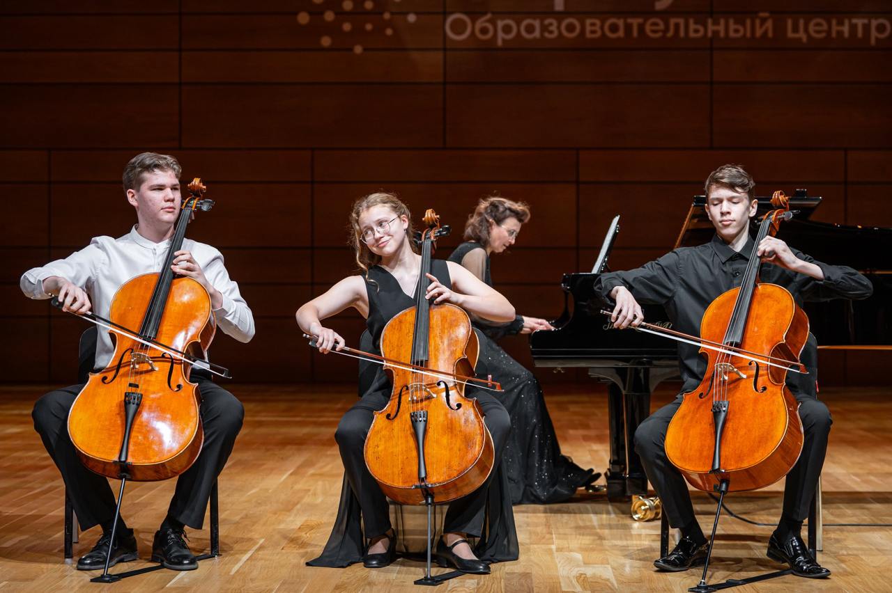 Собрали возможности для юных музыкантов педагогов и любителей музыкально исполнительского искусства  Сириус проводит программы для школьников и педагогов со всей страны  22 декабря на федеральной территории стартует Новогодний музыкальный фестиваль Сириус витрина музыкально исполнительского искусства России  В Средней специальной музыкальной школе Сириус готовят новое поколение профессионалов музыкально исполнительского искусства   Сириус в MAX Сириус в Telegram