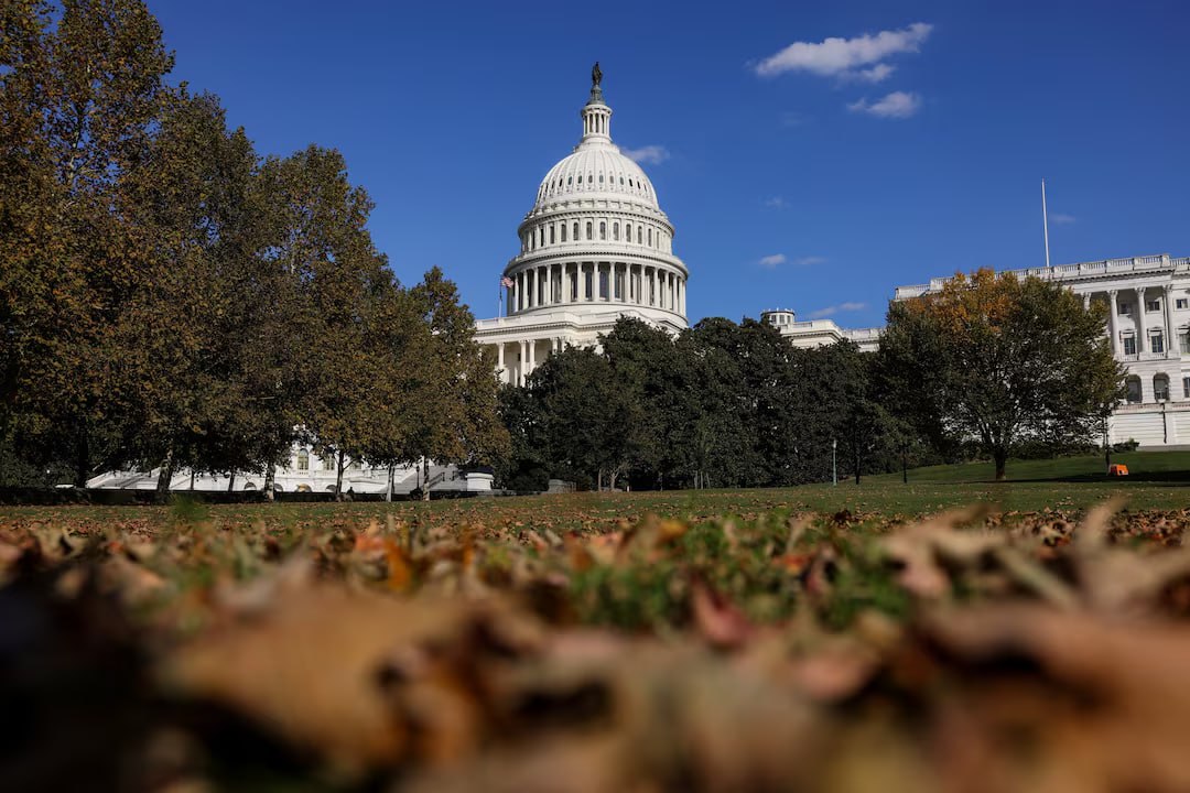 Шатдаун может обойтись американской экономике в 14 млрд Reuters Правительственный шатдаун может привести к безвозвратным экономическим потерям в размере от 7 до 14 млрд сократив до 2 ВВП в четвертом квартале из за сокращения государственных расходов сообщили в беспартийном Бюджетном управлении Конгресса CBO 7 млрд будут потеряны в случае если шатдаун прекратится на этой неделе 11 млрд если он прекратится к 12 ноября и 14 млрд если он прекратится к 26 ноября Шатдаун который длится уже 29 й день вызван острыми политическими разногласиями между республиканцами и демократами Республиканцы настаивают на временной мере финансирования до 21 ноября в то время как демократы требуют переговоров по продлению истекающих федеральных налоговых льгот на страхование здоровья по Affordable Care Act В результате около 750 000 федеральных служащих оказались в вынужденном неоплачиваемом отпуске хотя администрация Трампа гарантировала выплаты военнослужащим сотрудникам правоохранительных органов и иммиграционным офицерам политика экономика Больше новостей США здесь Подписывайся news about USA