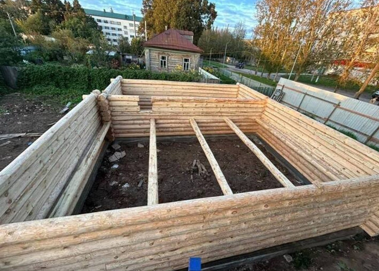 В Мариинском Посаде готовят к открытию Музей музыки его разместят в доме где жили известные композиторы Андрей Эшпай и Анатолий Тогаев Само здание признано памятником культурного наследия и сейчас находится на реконструкции После пожара 2005 года архитектурный объект серьёзно пострадал однако его восстановление уже началось На ремонт из республиканского бюджета направили 8 миллионов рублей первый этап работ завершён Андрей Эшпай автор знаменитой песни Серёжка с Малой Бронной в детстве часто приезжал в Мариинский Посад и даже провёл там годы войны Андрей Яковлевич приходился Анатолию Николаевичу родным племянником по линии матери Подписаться