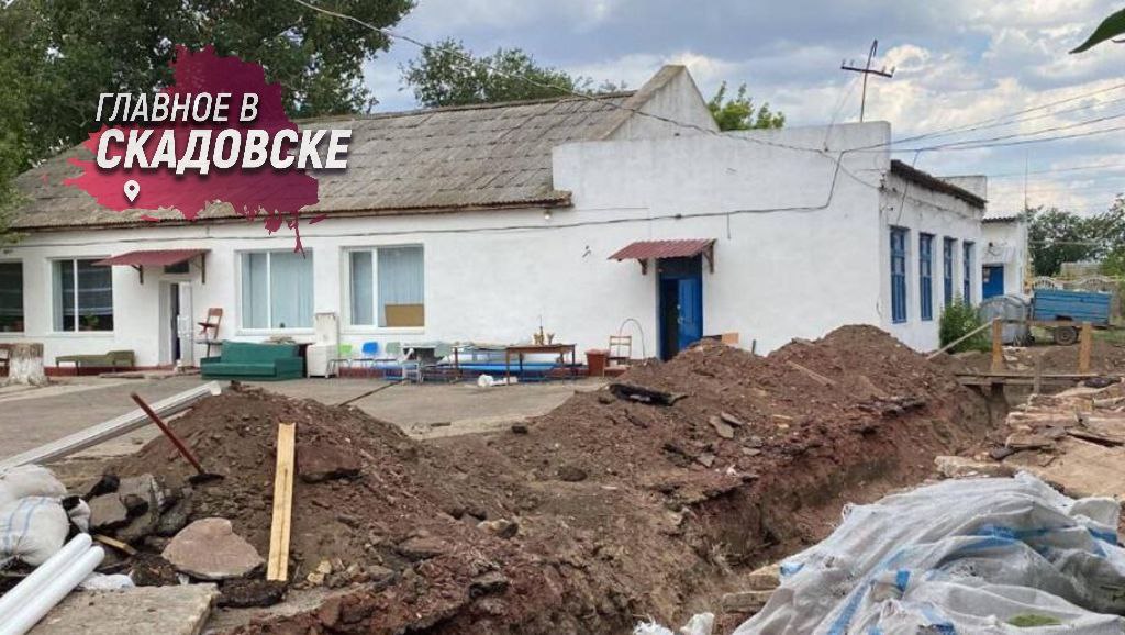 В Херсонской области образовательные учреждения не соответствуют современным стандартам безопасности Власти региона постепенно решают эту проблему, как сообщил и. о. замминистра образования и науки области Алексей Григорьев в интервью ХАН. В данный момент в области функционирует 106 школ, в которых обучаются около 21 тысячи детей. Одним из ключевых направлений модернизации является обеспечение пожарной безопасности и внедрение антитеррористических мер. Хотя это не удастся решить сразу, работа в этом направлении продолжается. Григорьев также подчеркнул, что в процессе восстановления школ проводится ремонт учебных классов и пищеблоков, с помощью Минстроя и их учреждений. Он добавил, что регионы-шефы оказывают значительную помощь, подготавливая школы к новому учебному году и предоставляя учебники и школьную форму.