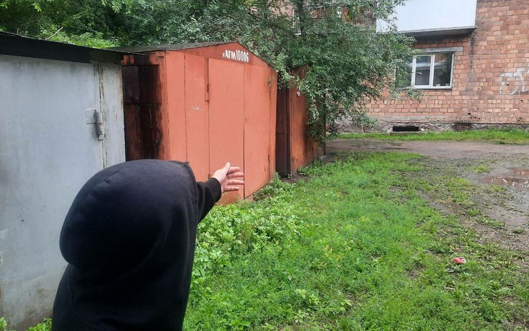 В 12-летнего ребенка в Абакане выстрелил пьяный мужчина. Стрелял из пневматического ружья.   Все произошло 6 августа, трое школьников стояли возле гаражей во дворе многоквартирного дома по Чертыгашева и громко разговаривали. Это не понравилось 40-летнему нетрезвому мужчине, проживающему в доме. Сперва он пригрозил детям оружием, но шуметь те якобы не перестали. В итоге, абаканец выстрелил в сторону ребят из пневматического ружья. Пуля попала в спину 12-летнего ребенка, причинив ему физическую боль, сообщает Следком.   О случившемся подростки сообщили находившимся поблизости сотрудникам охранной фирмы, которые задержали агрессора и передали силовикам. На него завели уголовное дело по статье «Хулиганство с применением оружия» и заключили под стражу. Оружие изъяли.     Фото/Следственный комитет по Красноярскому краю и Хакасии  NotaBene   Подписаться