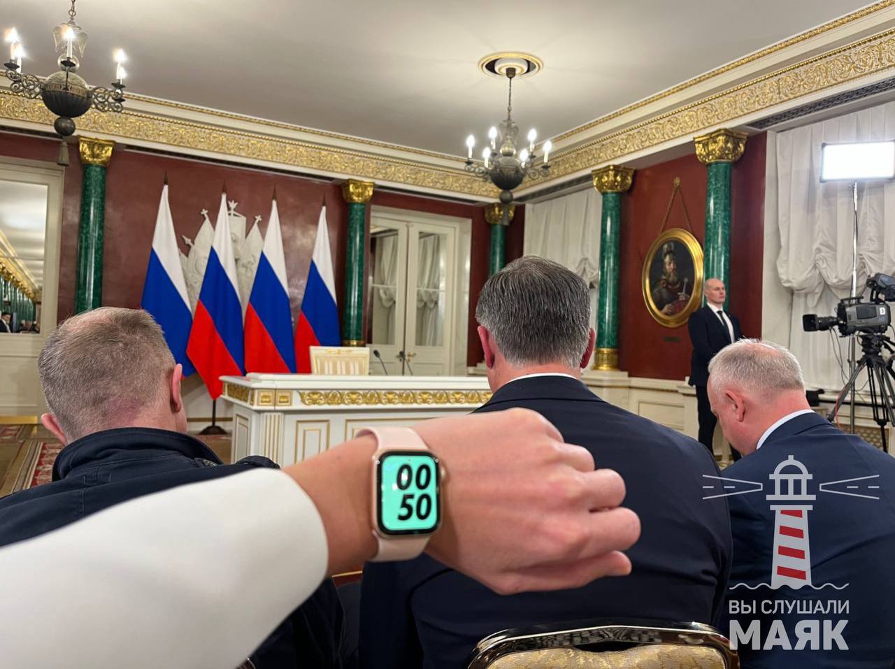 Это первый ночной брифинг в истории Кремля, сообщают журналисты.