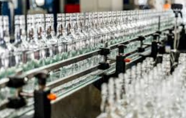 Завод Кристалл рассматривает возможность экспорта алкоголя в Индию Калужский ликеро водочный завод Кристалл главный актив ПАО Алкогольная группа Кристалл изучает возможность поставок собственной продукции на алкогольный рынок Индии Компания в рамках международного муниципального форума БРИКС 2025 подписала соглашение с индийской компанией M S Blue Billion Group об изучении возможностей индийского рынка для калужской продукции Исследование должно определить позиционирование продукции предприятий на рынке Индии в том числе анализ ценового сегмента направления продвижения и производства в типовых штатах страны Приоритетного изучения в первую очередь требуют ликеры и джины для сегмента HoReCa и коктейли в форме Ready to Drink для розничной торговли Результаты исследований будут направлены на развитие внешней стратегии и продолжение сотрудничества в сфере экономики Индии 10 ноября Кристалл представил финансовые результаты по РСБУ за девять месяцев 2025 г Выручка завода выросла на 20 год к году до 3 044 млрд руб Валовая прибыль увеличилась на 41 7 и достигла 1 075 млрд руб Чистая прибыль за отчетный период продемонстрировала рост на 18 9 и составила 75 5 млн руб