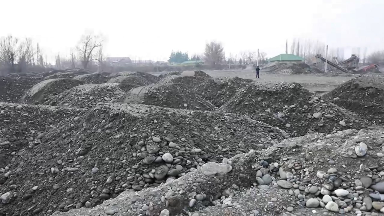 В Самарканде незаконная добыча песка и гравия нанесла природе ущерб на 423 млрд сумов Добыча велась в русле реки Зарафшан где ранее был введен бессрочный мораторий uznews uz ru news 106899 uznews