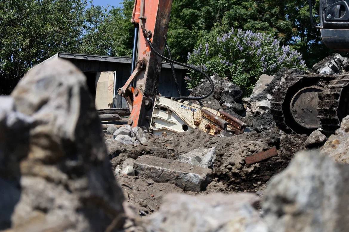 В Корсакове демонтирован расселенный дом по улице Октябрьской, 2а В муниципальном округе продолжается реализация программы по переселению граждан из аварийного жилищного фонда. Дом на Октябрьской, 2а уже давно не использовался для проживания, однако в нем оставалось помещение, принадлежавшее юридическому лицу. Администрация округа выкупила эту собственность, что позволило полностью освободить здание и провести его демонтаж. Всего в 2025 году в рамках программы запланирован снос 28 аварийных многоквартирных домов. Губернатор Сахалинской области Валерий Лимаренко уделяет особое внимание вопросам безопасности и благоустройства городской среды. Ликвидация ветхих и опасных зданий, а также создание комфортных условий для жителей остаются приоритетными задачами региональных властей.