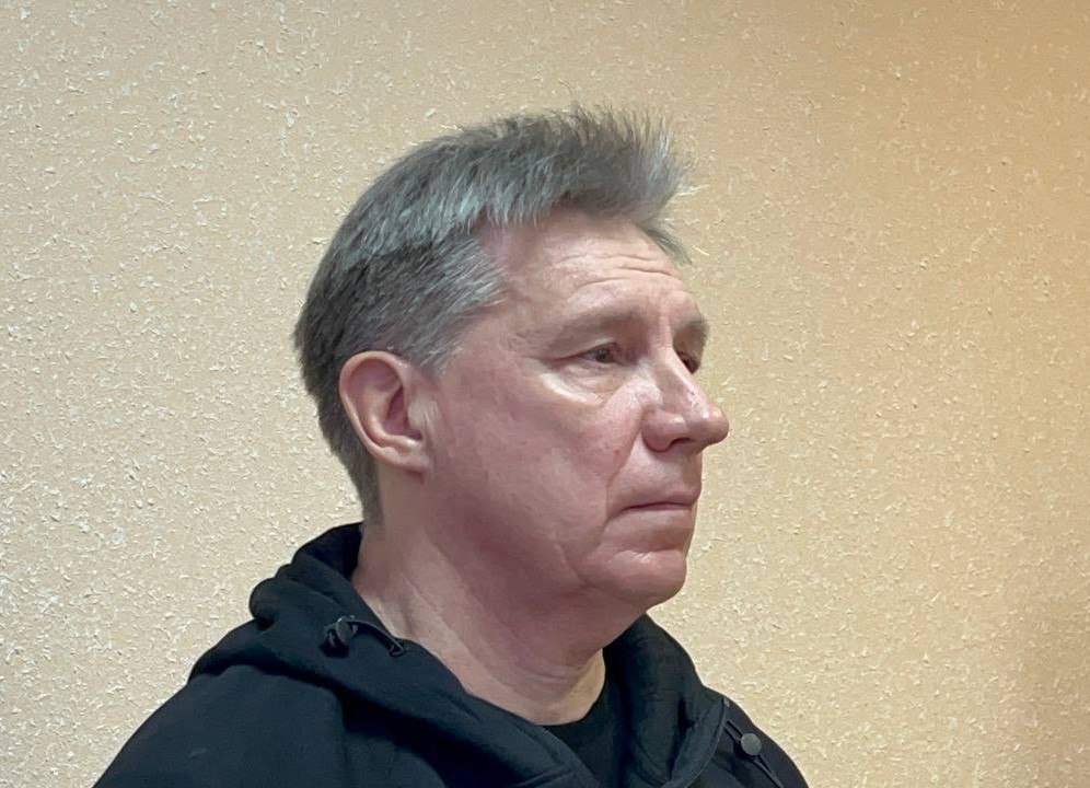 Дзержинский районный суд города Новосибирска вынес приговор в отношении бывшего директора МУП УЗСПТС ранее МП Метро МиР Александра Мысика Он признан виновным по ч 1 ст 286 УК РФ превышение должностных полномочий сообщает пресс служба судов общей юрисдикции региона Напомним по версии следствия в 2019 2020 годах Мысик совершил действия явно выходящие за пределы его полномочий при заключении договоров с ФБУ Администрация Обского БВП на проведение дноуглубительных работ по обустройству временных подходов к приобъектному складу строительства Ледовой арены в городе Новосибирске при отсутствии для этого фактической необходимости и их оплаты Кроме этого при заключении с ООО СК Градопроект договоров на изъятие при строительстве ЛДС и необоснованной передаче вышеуказанному обществу грунта в количестве 130 000 м3 являющегося собственностью РФ По данному эпизоду Мысик обвинялся в превышении должностных полномочий с причинением тяжких последствий п в ч 3 ст 286 УК РФ Вместе с тем как установлено судом в результате содеянного последствия которые могли быть отнесены к тяжким не наступили и суд переквалифицировал его действия на ч 1 ст 286 УК РФ Мысику назначено наказание в виде 1 года 6 месяцев лишения свободы условно с испытательным сроком 1 год 6 месяцев Подробнее по ссылке