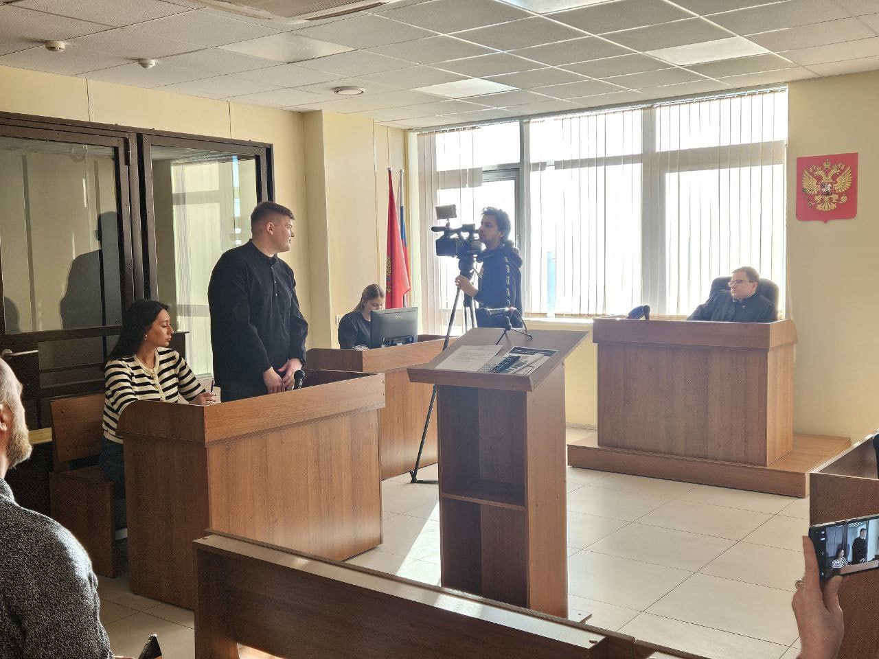 Оренбург Медиа Хинкали вместо куполов Управляющего ресторана в Оренбурге оштрафовали за рекламу Мировой судья в Ленинском районе Оренбурге рассмотрел административное дело в отношении управляющего ресторана Нино Вано Как ранее писал Оренбург Медиа чувства верующих задела реклама ресторана Нино Вано Ее авторы изобразили на листовках православный храм и заменили купола на хинкали Рекламную кампанию ресторан грузинской кухни запустил в сентябре текущего года Заведение распространяло листовки на которых был изображен храм похожий на Собор Василия Блаженного Его строение вместо куполов венчали аппетитные хинкали Юрист Оренбургской епархии РПЦ МП заявил что изображение на рекламной листовке является прямым осквернением святыни Представитель обвиняемого утверждал что компания стала подробнее на канале Оренбург Медиа