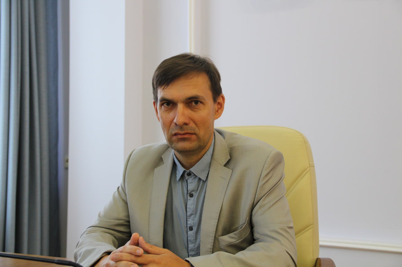 Дмитрий Кобунов занял должность первого заместителя министра строительства и модернизации жилищно-коммунального комплекса Бурятии. Постановление правительства о его назначении вступило в силу 12 августа. До повышения Дмитрий Кобунов более шести лет трудился в должности заместителя министра, возглавлял комитет по реализации программ капитального строительства. Чиновник имеет два высших образования: «Промышленное и гражданское строительство» и «Юриспруденция». Он начал работать в строительной отрасли в 1994 году. В 2016 году перешёл на работу в Управление капитального строительства Бурятии, а с 2019 года занимал пост заместителя министра. #бурятия