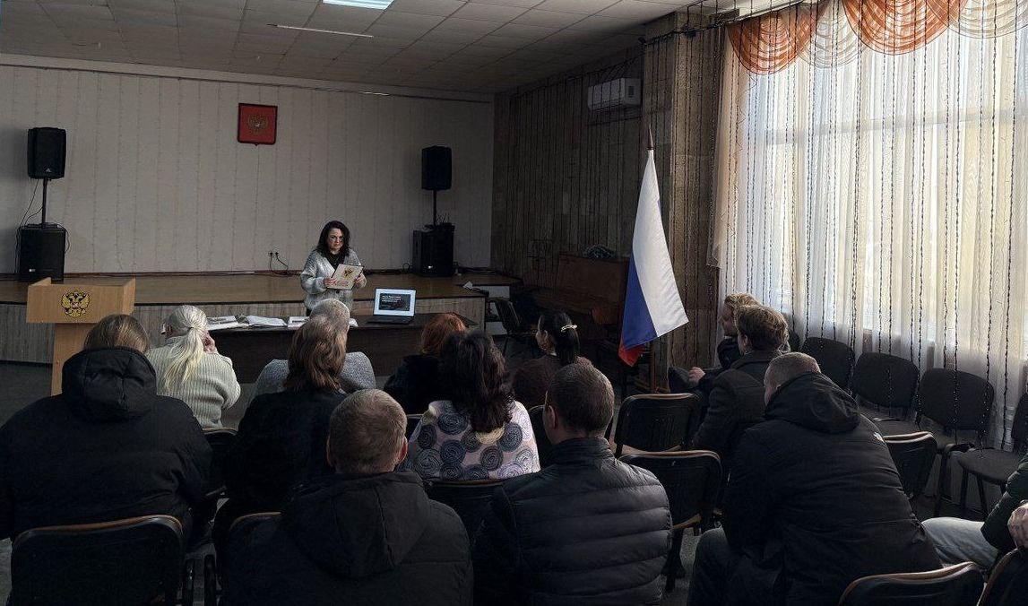 Память за которую мы в ответе лекция о Холокосте В рамках ежегодной Недели памяти жертв Холокоста Херсонский областной дворец культуры подготовил лекцию которая стала глубоким погружением в одну из самых страшных трагедий человечества Исполняющая обязанности директора Херсонского областного дворца культуры Калюжная Оксана подробно осветила исторические корни и идеологию Холокоста а также масштабы беспрецедентных преступлений против человечности совершенных на оккупированных нацистами территориях включая и Херсонщину Особое внимание было уделено неоценимой важности свидетельств очевидцев подвигу Праведников народов мира и тем урокам которые все человечество обязано вынести из этой катастрофы Основной акцент мероприятия был сделан на недопустимости повторения трагедии Культура и просвещение являются главными инструментами в борьбе с забвением предрассудками и разжиганием межнациональной розни Память о Холокосте необходима чтобы наши дети никогда не стали ни жертвами ни палачами ни равнодушными наблюдателями подчеркнула Оксана Владимировна Благодарим всех кто присоединился к этому важному разговору Помнить значит предотвращать