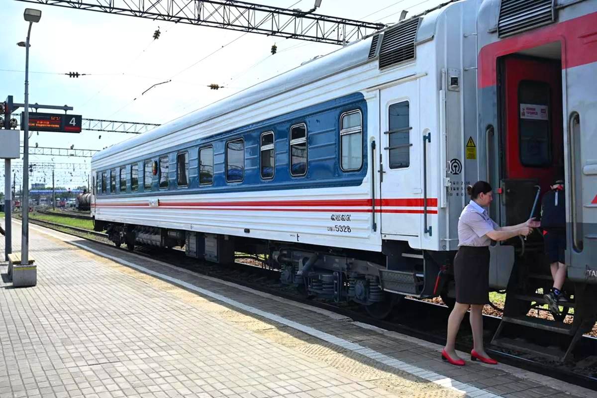В 2025 году Приморье приняло переселенцев из Германии Швейцарии стран Балтии США и Новой Зеландии В Приморье по программе переселения обосновались 184 соотечественника В 2025 году Приморье приняло 184 участника государственной программы переселения соотечественников Всего с начала действия программы в регион переехали более 21 тысячи человек В Приморском крае подводят итоги работы государственной программы по переселению соотечественников за текущий год Согласно официальным данным в 2025 году регион принял 184 новых участника которые решили переехать на постоянное место жительства в самый динамично развивающийся регион Дальнего Востока Общее количество переселенцев с момента старта программы уже превысило 21 тысячу человек что свидетельствует о стабильном интересе к Приморью как к территории для нового этапа жизни Как отмечают в краевом министерстве профессионального образования и занятости большинство вновь прибывших предпочли обосноваться в крупных городах Владивостоке Уссурийске Артеме Спасске Дальнем и Находке Программа предоставляет участникам существенные льготы компенсацию расходов на переезд специальные пособия на обустройство и значительно упрощенную процедуру получения российского гражданства Заявления новых жителей рассматриваются в сжатые сроки всего за три месяца что делает процесс адаптации максимально комфортным География программы впечатляет в Приморье едут соотечественники из Германии Швейцарии стран Балтии США и даже Новой Зеландии что способствует не только демографическому росту но и культурному обогащению региона