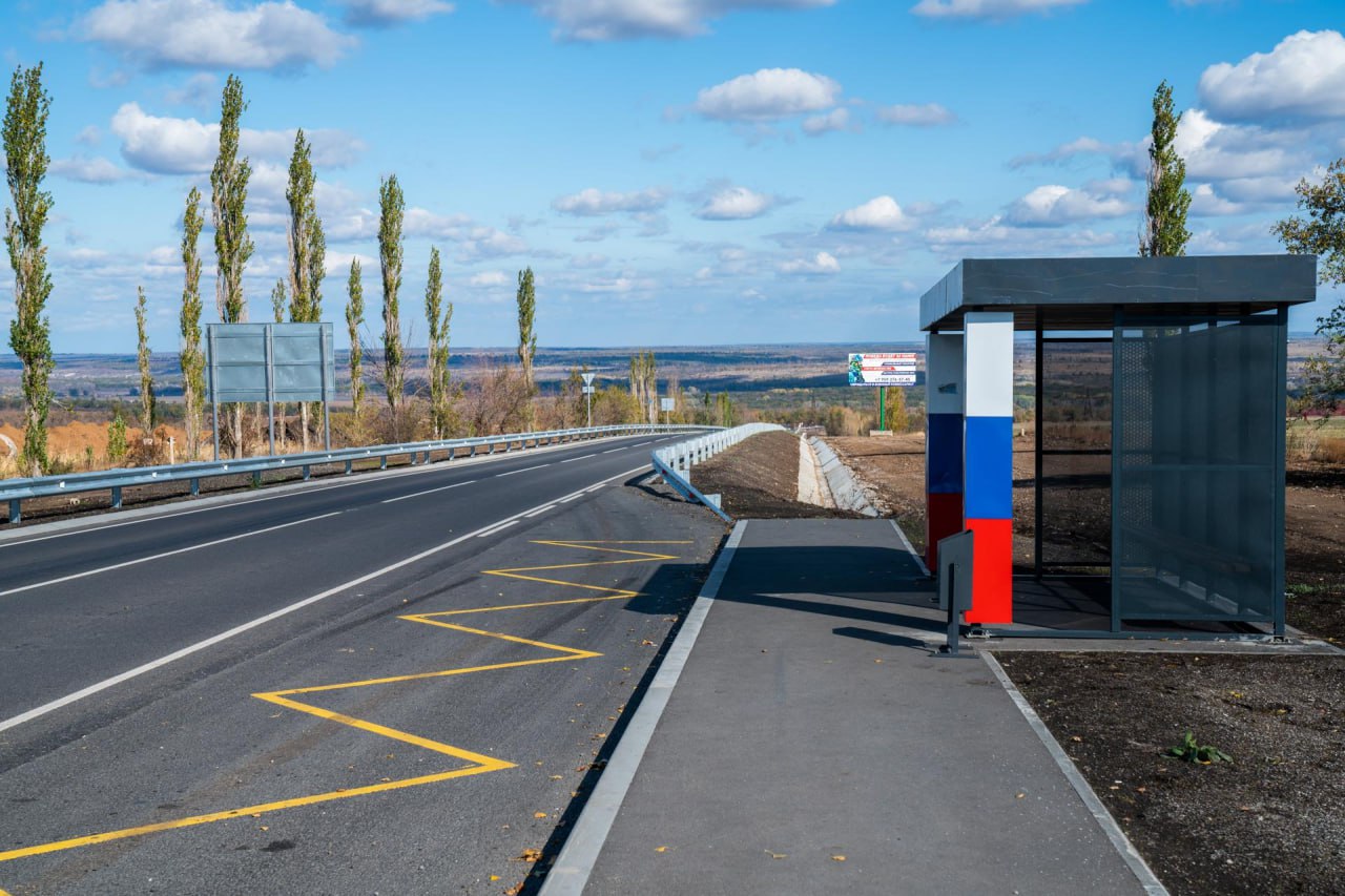 Дороги в исторических регионах становятся безопаснее благодаря Автодору Одна из важнейших задач стоящих перед Государственной компанией Автодор в исторических регионах не только восстановление автомобильных дорог но и повышение уровня их безопасности Это учитывается при планировании работ поэтому капитальный ремонт трасс осуществляется комплексно В этом году в Донецкой и Луганской Народных республиках Запорожской и Херсонской областях было установлено почти 19 тыс дорожных знаков 164 км барьерных ограждений смонтировано свыше 440 автобусных павильонов и нанесено почти 2 тыс км разметки Элементы безопасности появились на региональных трассах в том числе на тех по которым проходят маршруты общественного транспорта а также вблизи населенных пунктов социально значимых объектов и на улично дорожной сети Так в Луганской Народной Республике новые элементы безопасности появились на трассе Успенка Антрацит Здесь смонтировали 44 автобусных павильонов свыше 2 км барьерного ограждения более 1 5 тыс знаков нанесли 91 км разметки термопластиком В Донецкой Народной Республике безопаснее стала улично дорожная сеть Мариуполя и Макеевки В общей сложности здесь смонтировали 2 2 тыс дорожных знаков свыше 100 автобусных павильонов нанесли 45 км разметки Аналогичные работы проводились в Запорожской и Херсонской областях Обустраиваются пешеходные переходы устанавливаются дорожные знаки автобусные павильоны барьерные ограждения и другие элементы Так на введенном в эксплуатацию участке трассы Великая Лепетиха Ивановка Геническ смонтировали 26 автобусных павильонов нанесли свыше 50 км разметки термопластиком