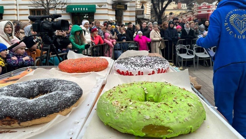 Фестиваль «Я — легендарный пончик» состоится в Кисловодске в январе    Со 2 по 8 января в Кисловодске организуют фестиваль «Я — легендарный пончик»  6+ , в ходе которого состоятся дегустация пончиков и другие активности. Такой информацией поделилась пресс-служба мэрии муниципалитета.   Фестиваль будет проходить в Кисловодске второй год подряд. Организаторы подготовят для посетителей гастроигры, конкурсы и состязания. Кроме того, всех гостей ожидает музыкальная программа и дегустация пончиков.  Фото: администрация Кисловодска