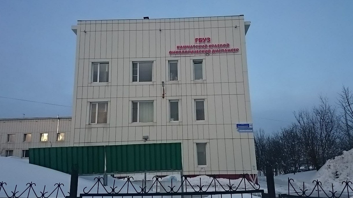 167 пациентов онкодиспансера на Камчатке заразились гепатитом из за ошибки врачей Массовое заражение гепатитом B и C произошло в онкодиспансере Камчатки пострадали 167 пациентов Инфекция распространялась через кабинет томографии больше года передает ArbatMedia С ноября 2023 года по декабрь 2024 года вирус был выявлен у 49 человек проходивших КТ с контрастным веществом К октябрю 2025 года количество инфицированных значительно возросло Все пострадавшие проходили лечение от онкологических заболеваний Ожидается что число заражённых увеличится окончательные данные предоставит Роспотребнадзор Следственные органы выясняют в каких случаях причиной смерти стал именно гепатит а не онкология После появления первых сообщений о распространении вируса губернатор Камчатского края Владимир Солодов отстранил от должности руководителя регионального министерства здравоохранения Александра Гашкова Некоторые заражённые пациенты уже подали иск против диспансера Прислать новость