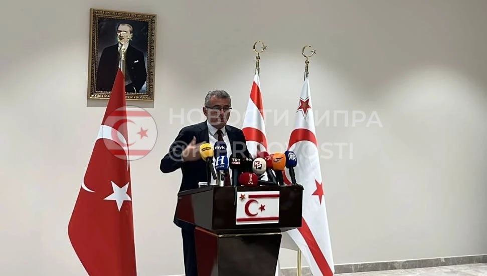 ПЕРВАЯ ВСТРЕЧА С ХРИСТОДУУЛИДИСОМ ЭРХЮРМАН ПРЕДСТАВИЛ 10 ПУНКТНЫЙ ПАКЕТ И ОТМЕТИЛ ПОЗИТИВНУЮ АТМОСФЕРУ Лидеры впервые встретились в спокойной рабочей обстановке Лидер турков киприотов Туфан Эрхюрман сообщил что его первая встреча с лидером греков киприотов Никосом Христодуулидисом прошла в позитивной атмосфере Он отметил что представил на обсуждение пакет из десяти предложений от упрощения переходов до вопросов связанных с сыром халлуми Встреча проходившая сегодня длилась полтора часа час пятнадцать заняли переговоры между делегациями ещё пятнадцать минут лидеры общались тет а тет Эрхюрман также сообщил что Мехмет Дана будет назначен переговорщиком После встречи Эрхюрман рассказал что личный представитель Генерального секретаря ООН по Кипру Мария Анджела Ольгин прибудет на остров 5 декабря и 6 декабря проведёт встречу с Христодуулидисом После этого ожидается трёхсторонний формат с участием обеих сторон Эрхюрман подчеркнул что темы которые ранее обсуждали пятый президент Эрсин Татар и Христодуулидис останутся в центре повестки а достижение некоторых договорённостей до возможной встречи в формате 5 1 могло бы положительно повлиять на процесс Он также представил пакет из десяти предложений направленных на формирование атмосферы для продвижения к решению Среди них вопросы браков между представителями двух общин и связанных с этим прав гражданства организация перехода через пункт Метехан с тремя кабинами упрощение переходов в Бостанжы и Дериние предложение о товарищеских матчах U14 в рамках Технического комитета по делам молодёжи совместное посещение Комитета по делам пропавших без вести обсуждение задержаний по вопросам собственности устранение проблем в торговле в рамках Регламента Зелёной линии необходимость подписания соглашения по халлуми восстановление Ад хок комитета ЕС упразднённого после Кран Монтанской конференции создание канала связи между силами безопасности двух сторон Подписывайся на KiprNovosti Следим за новостями Северного Кипра