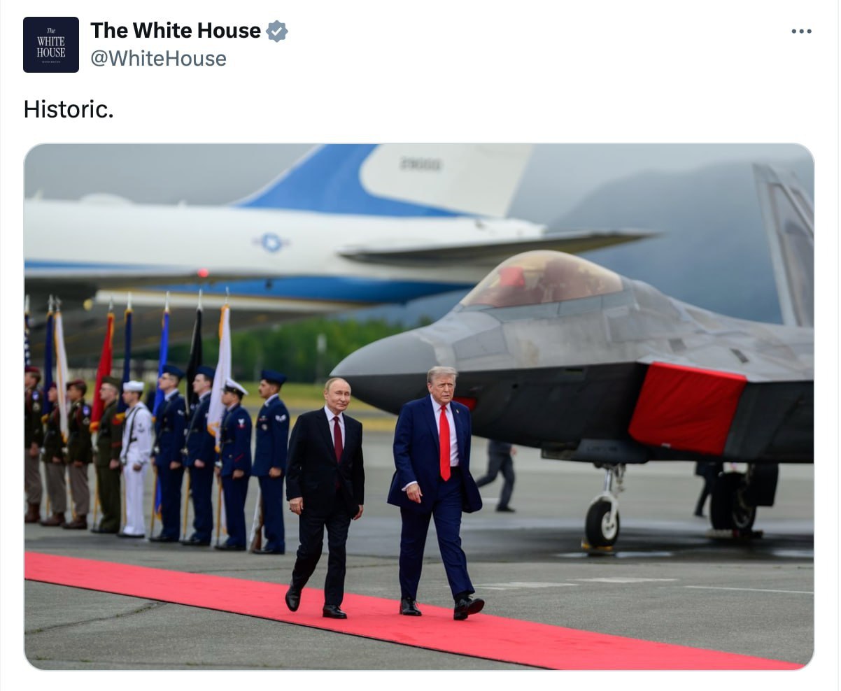 Белый дом опубликовал еще один кадр встречи Путина и Трампа и назвал ее исторической