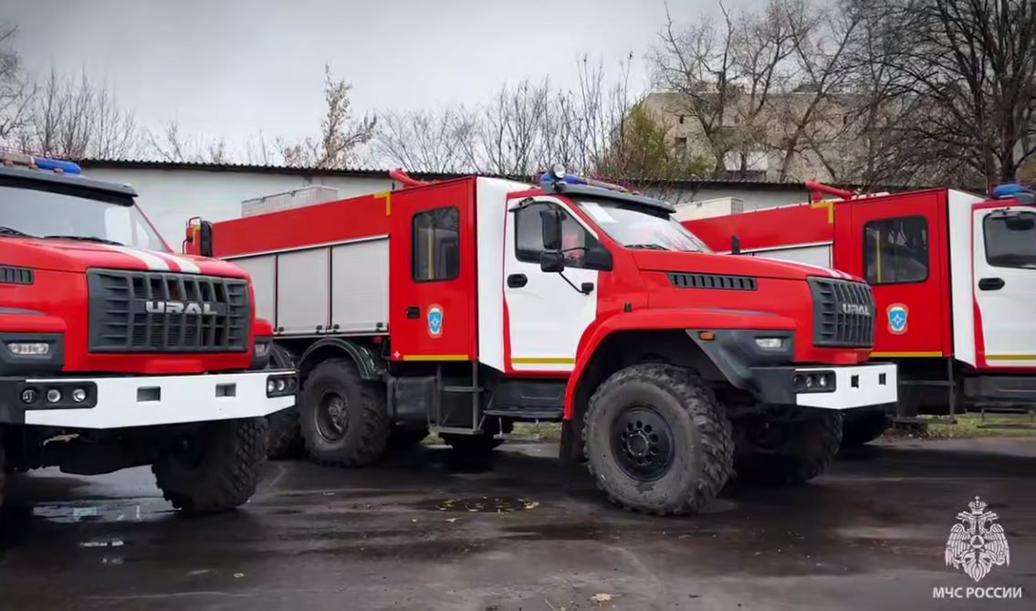 От МЧС России в Луганск прибыли четыре новых автомобиля повышенной проходимости  Техника оборудована всем необходимым и отправится в наиболее востребованные населенные пункты региона, отметили в ведомстве.