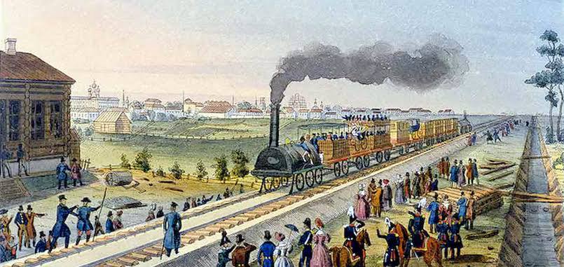 история 30 октября 11 ноября по новому стилю 1837 года в России произошло событие изменившее представление о путешествиях и расстояниях открылось движение по первой в стране железной дороге общего пользования На 25 верстах 26 3 км между Петербургом и Царским Селом впервые прошёл поезд состоявший из восьми вагонов тянувшихся небольшим паровозом Как писала на следующий день газета Ведомости ровно в 12 часов 30 минут крохотный локомотив дал пронзительный свисток и вагоны с благородной публикой отправились в путь Проектом руководил австрийский инженер Франц Антон риттер фон Герстнер именно он стоял у истоков российского железнодорожного дела и по воспоминаниям современников лично управлял первым рейсом Герстнер был не просто инженером а визионером Его слова стали пророческими Мы покроем все страны железными путями Из Петербурга магической силой паров вы домчитесь в три дня до Парижа Мы победим пространство и время Поезд тогда развивал скорость около 60 км ч а путь между Петербургом и Царским Селом занимал чуть больше получаса Уже за первый полный год работы 1838 й по дороге перевезли около 700 тысяч пассажиров Железнодорожный транспорт стал символом новой эпохи эпохи когда путешествия перестали зависеть от погоды времени суток или усталости лошадей Он связал города ускорил торговлю и сделал страну ближе Сегодня железные дороги остаются одной из ключевых транспортных систем России Ежегодно ими пользуется свыше миллиарда пассажиров а скорость современных поездов достигает 250 км ч