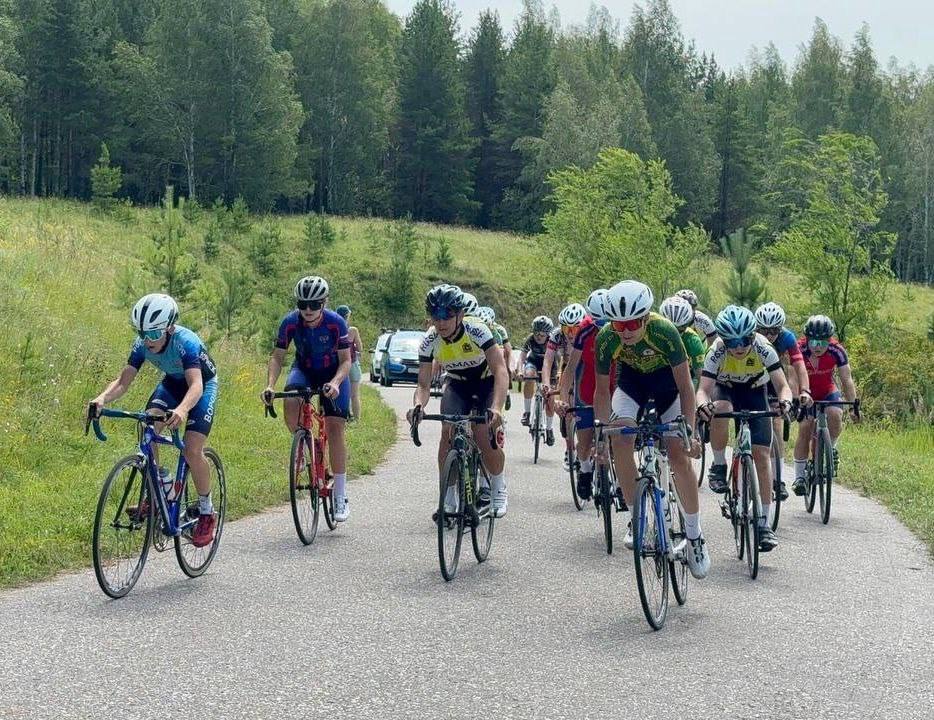 Спортсменка из ДНР победила на Всероссийских соревнованиях по велоспорту  В Пензенской области прошли Всероссийские соревнования по велоспорту на шоссе среди юных велосипедистов 15-16 лет. В ходе группового заезда триумфатором стала представительница ДНР. Об этом сообщил министр спорта и туризма ДНР Юрий Мартынов.  В групповой гонке среди девушек уверенную победу одержала наша талантливая спортсменка - Диана Бедная! - отметил он.