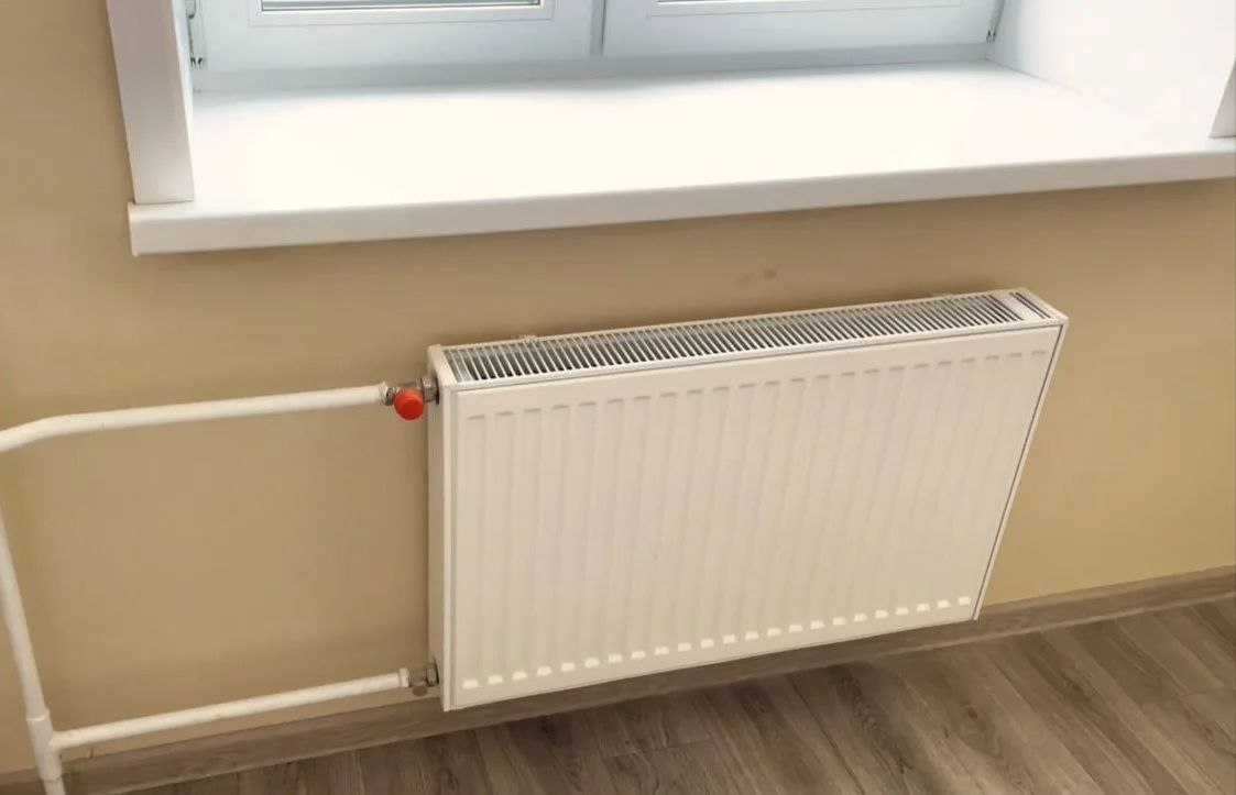 В Ярославле сдан в эксплуатацию новый многоквартирный дом на улице Колышкина построенный для расселения аварийного жилья 100 новых квартир получат 246 жителей города Этот дом часть масштабной пятилетней программы по которой в регионе строим восемь многоквартирных домов Дома в Гаврилов Яме и поселке Семибратово уже заселены Еще три объекта в поселке Каменники селе Глебово Рыбинского округа и Рыбинске готовятся к вводу в эксплуатацию Строительство продолжается в Переславле Залесском и еще одного дома в Гаврилов Яме Планируется расселить дополнительно более шести тысяч квадратных метров ветхого жилья Всего за последние три года из ветхого жилья переехали 2 8 тысячи очередников На ближайшие два года на эти цели заложено более 700 миллионов рублей значительная часть которых федеральные средства Особое внимание уделяем поддержке многодетных семей С 2022 года в регионе действует программа для родителей воспитывающих восемь и более детей Жилищные условия по ней улучшили уже 28 больших семей в том числе четыре в текущем году Обеспечение достойным жильем одна из ключевых социальных гарантий Мы и дальше будем последовательно работать по всем этим направлениям укрепляя поддержку тех кто в ней больше всего нуждается Канал MAX