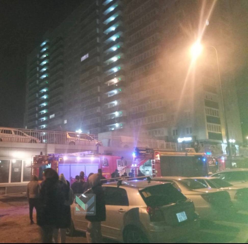  О пожаре на парковке по улице Благоева, 29 В 00:24 произошло возгорание 8 автомобилей. В 01:23 открытое горение локализовали на площади 90 м². От огня пострадало 17 машин 13 сгорели полностью, 4 повреждено . В 01:34 ликвидация открытого горения, в 01:50 ликвидация последствий пожара. К ликвидации пожара привлекалось от МЧС России 24 человека личного состава и 6 единиц техники. Погибших и пострадавших нет.