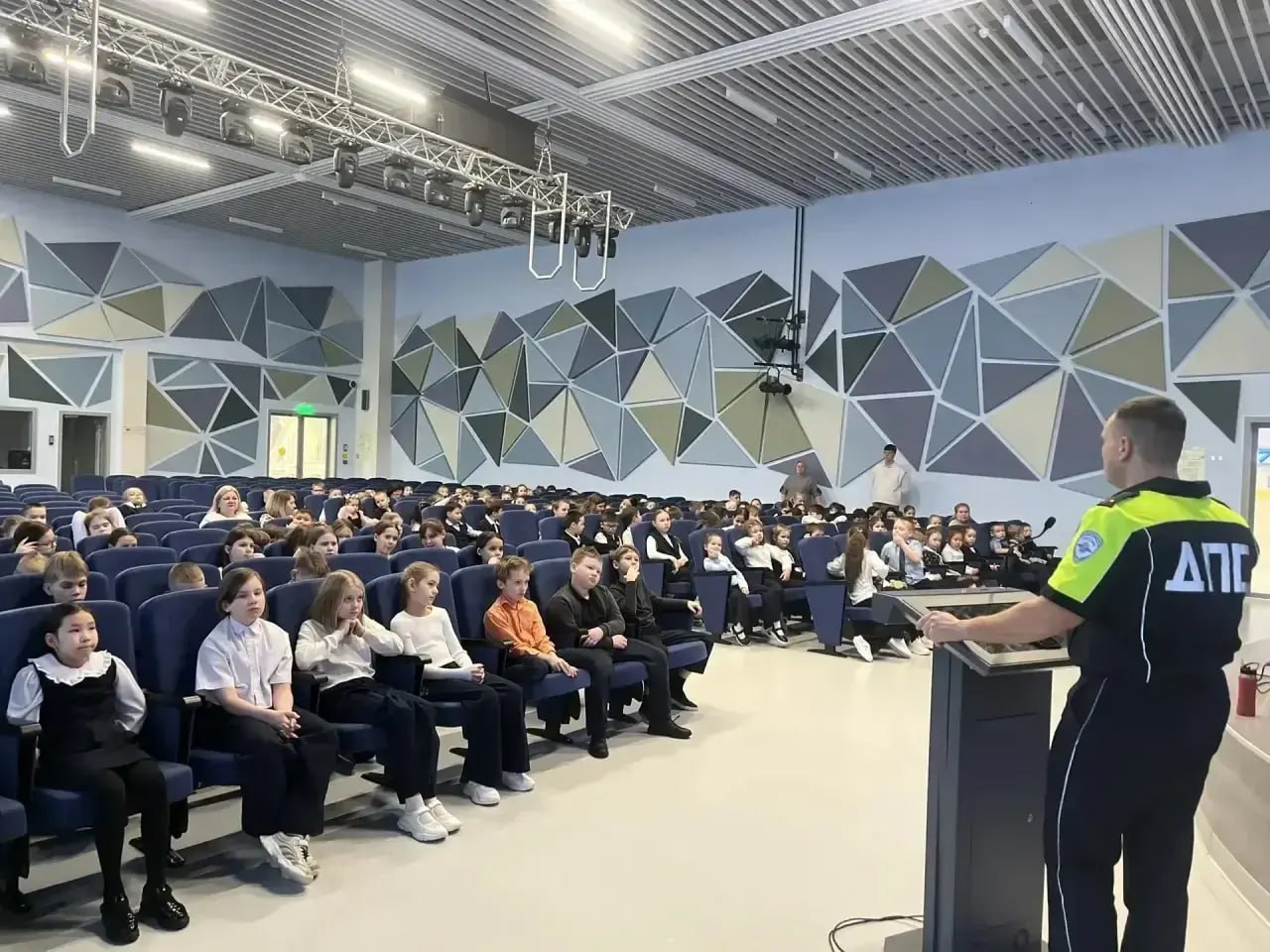 Автоинспекторы рассказали школьникам Лабытнанги о безопасности на дорогах В рамках акции Внимание Дети сотрудники Госавтоинспекции провели в школе 7 беседу по безопасности дорожного движения Инспекторы продемонстрировали учащимся социальные ролики направленные на профилактику детского дорожно транспортного травматизма и подробно рассказали о правилах поведения на улице и безопасной перевозке детей в автомобилях Особое внимание было уделено опасности катания на несанкционированных горках Школьники активно участвовали в обсуждении задавали вопросы и делились своими знаниями В конце мероприятия ребята получили буклеты и памятки по ПДД а также рекомендации по использованию световозвращающих элементов для повышения видимости в темное время суток Подписаться на Госавтоинспекцию Ямала мвдроссии полиция гибддянао гибдд янао лабытнанги