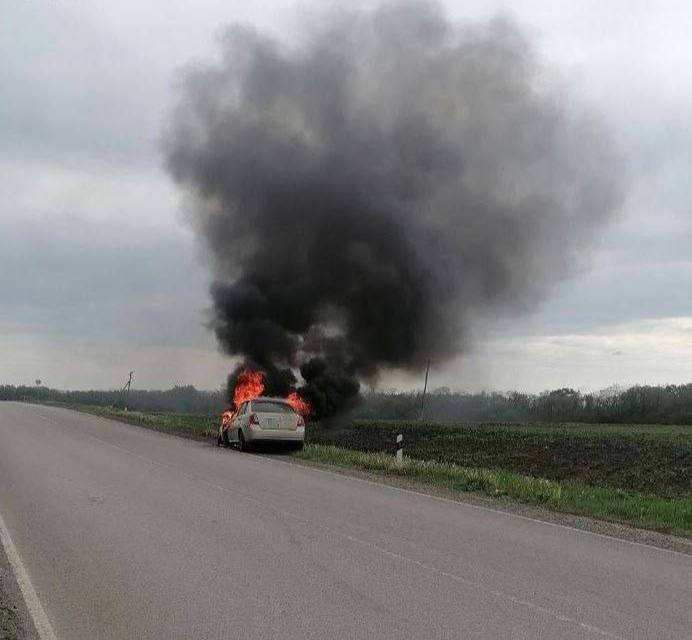 Атака ВСУ в Валуйском округе Белгородской области. В селе Двулучное дрон ударил по движущемуся автомобилю. Ранен водитель: баротравма, множественные осколочные ранения лица и правой руки. Бойцы самообороны эвакуировали пострадавшего, передали скорой. Его везут в областную клиническую больницу, помощь оказывается. Автомобиль уничтожен огнём. #Белгород #Происшествие
