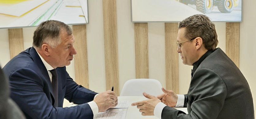 Зампредседателя Правительства РФ Марат Хуснуллин и губернатор Вологодской области Георгий Филимонов на форуме в Казани обсудили вопросы развития региона в части строительства, благоустройства, дорожного хозяйства и транспорта. Правительство Вологодской области