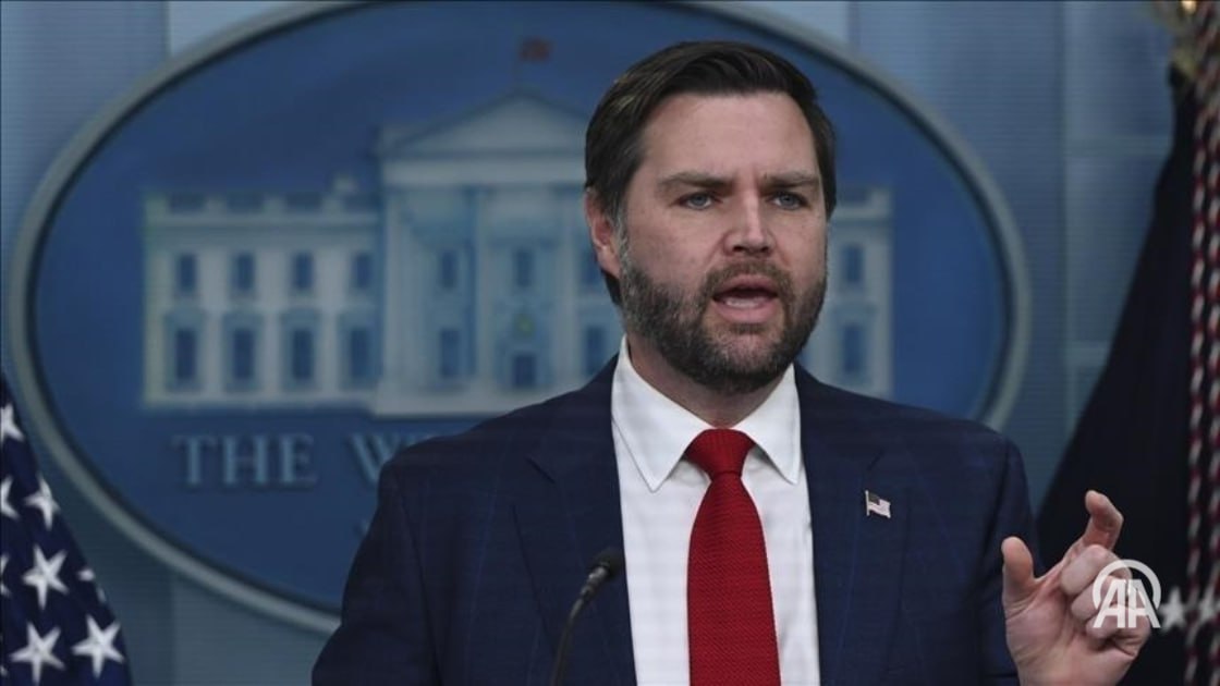 Президент США Дональд Трамп применяет экономические меры включая тарифы на Индию чтобы надавить на Россию и добиться урегулирования конфликта с Украиной Об этом в интервью телеканалу NBC заявил вице президент США Джей Ди Вэнс комментируя встречу Трампа с президентом России Владимиром Путиным которая прошла 15 августа в штате Аляска США Вице президент подчеркнул что Трамп проводит политику жесткого экономического давления на Россию с целью изменения ее действий на международной арене К примеру Трамп ввел вторичные таможенные пошлины на Индию чтобы ограничить возможности России получать сверхприбыли от своей нефтяной экономики пояснил Вэнс Подробнее на нашем сайте http v aa com tr 3668109 24 7 в сутки с Агентством Анадолу