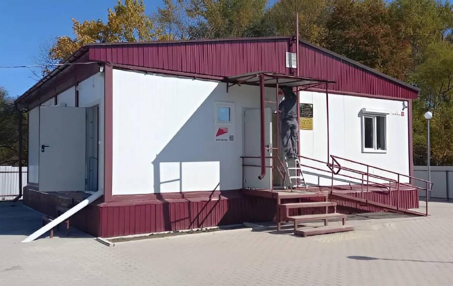 Помочь каждому 16 новых ФАПов заработают до конца года по всему Хабаровскому краю Всего их сегодня в регионе 175 а с 2021 го введено 34 Получается что только за этот год их число вырастет на 10 и в полтора раза за последние пять лет После системы развала здравоохранения прошлых лет можно с уверенностью сказать что отрасль уж извините за каламбур залечивает раны Это касается не только ФАПов но и клиник поддержки врачей закупки техники и других направлений В случае с ФАПами особенно важно то что речь идет об отдаленных поселках где люди не меньше других нуждаются в помощи но часто не могут своевременно ее получить Теперь смогут И это важный итог 2025 года для края хоть и рановато их пожалуй пока подводить